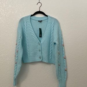 Cropped Sweater with flowers embroidered on both sleeves